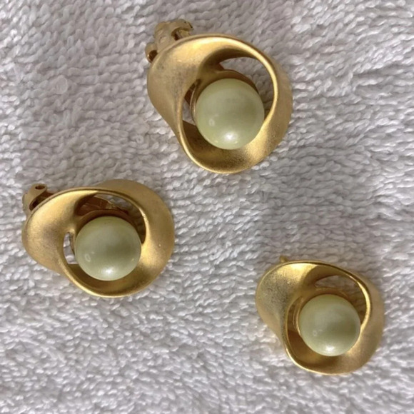 Vintage Brushed Gold Tone Clip On Earrings And Necklace Pendant Set - Picture 4 of 6